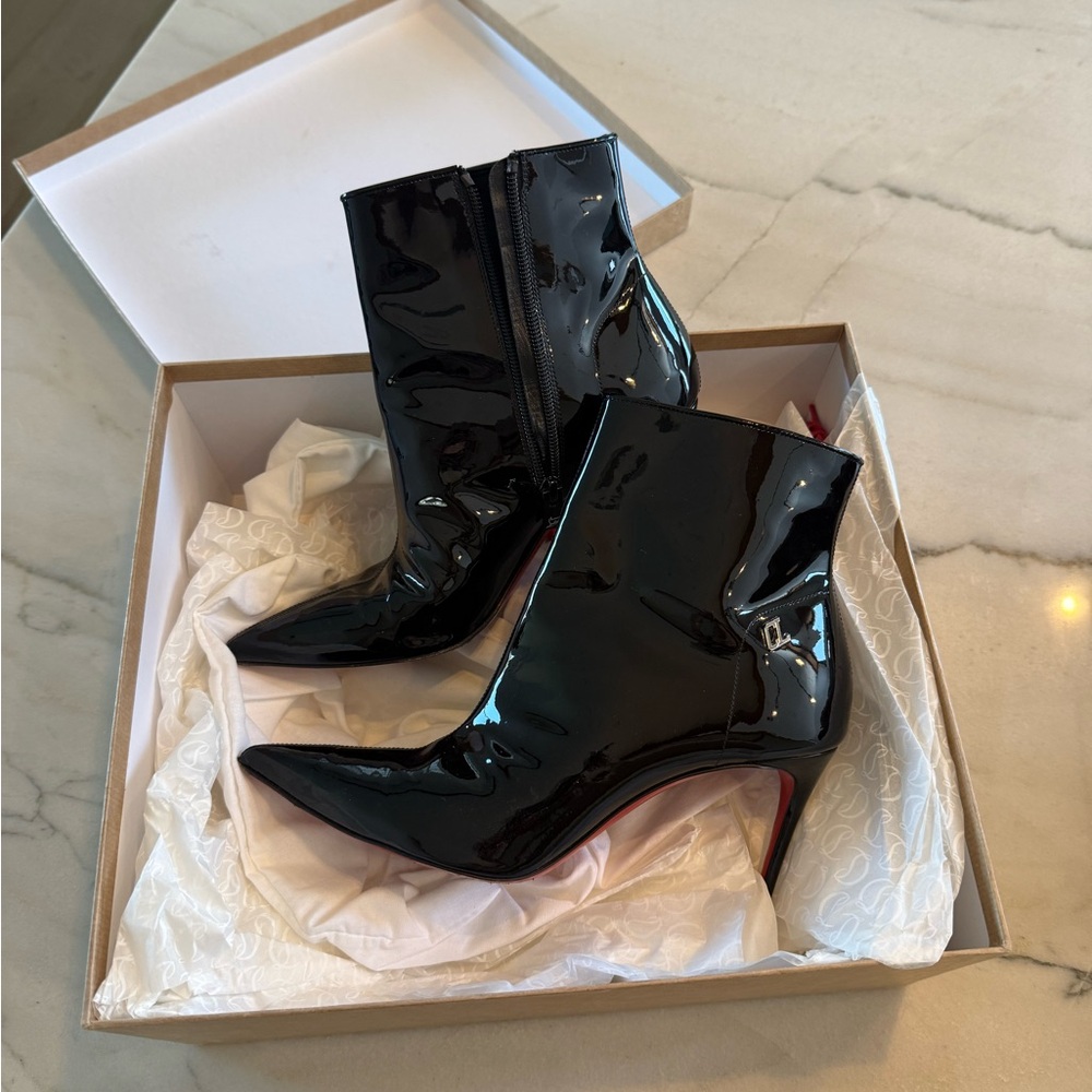 Authentic Christian Louboutin sporty kate booty size 37